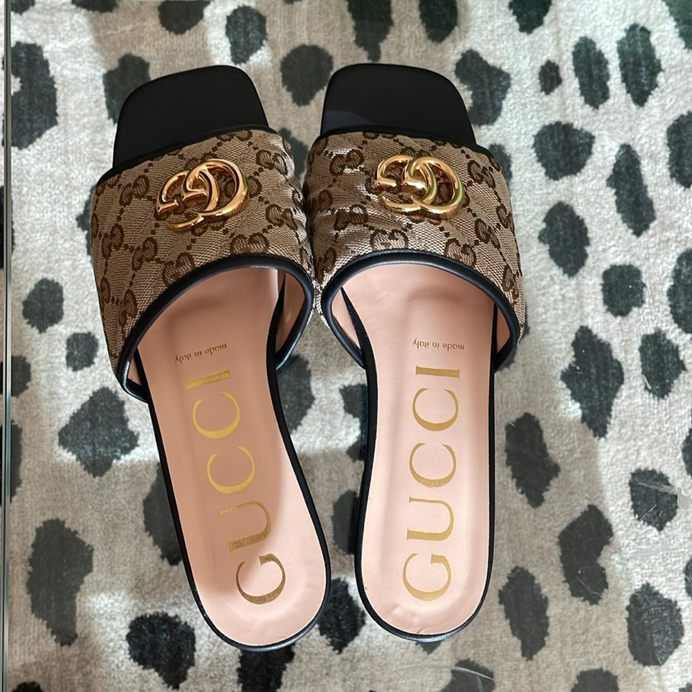 Gucci slide with double G